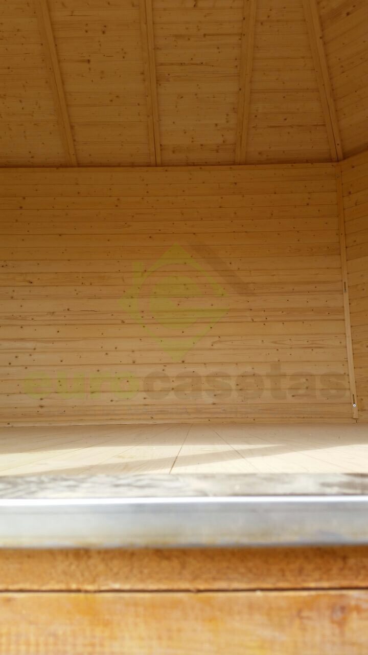 Interior de caseta de madera Lisette