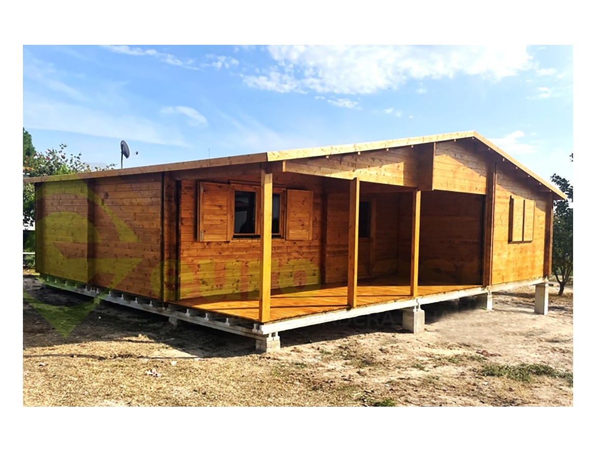 Casa de madera Jennifer Twinskin con chovafoam, contraventanas y acabada en color tela, montada en Portugal