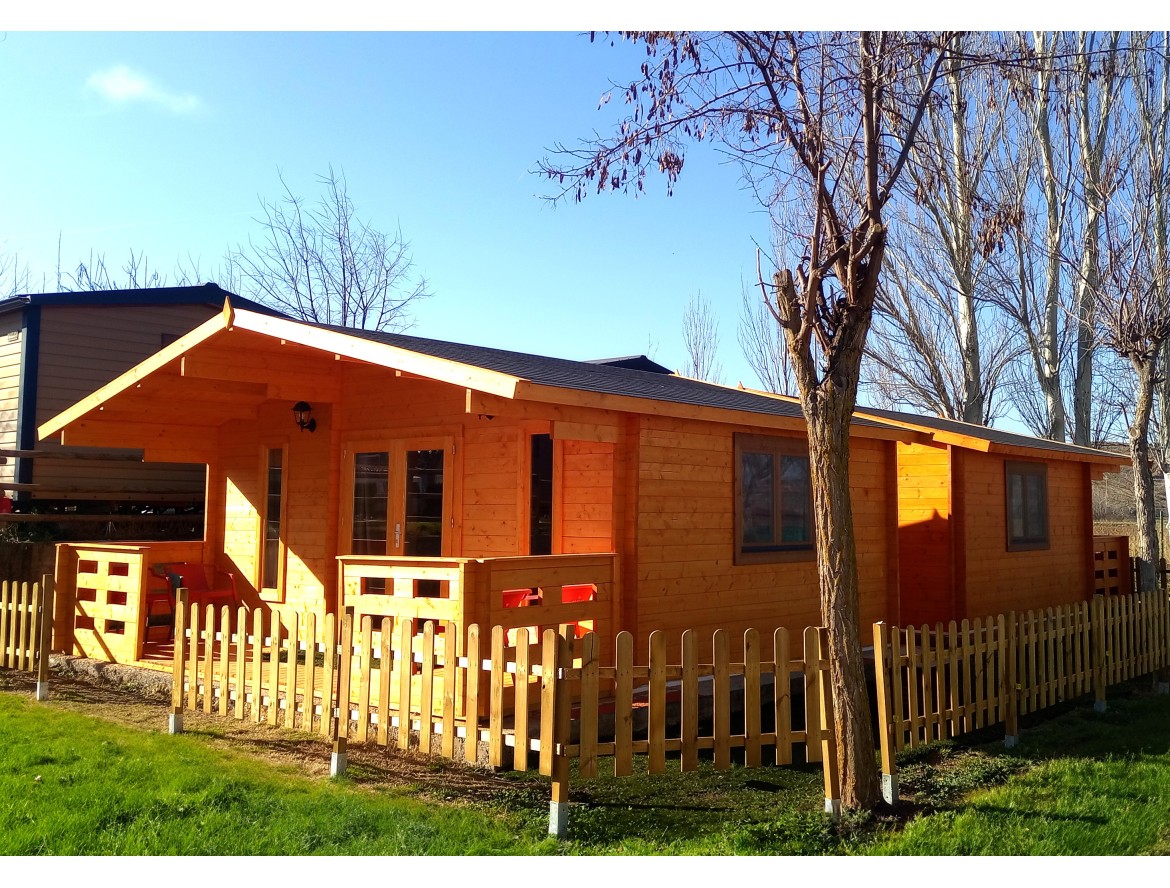 Casa de madera PADOVA 36m², 44mm montadas en el Camping Moncayo en ZARAGOZA