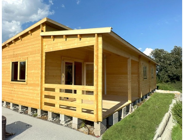 Casa de madera IBERICA 93,5m2 44mm montada en TARRAGONA con CHOVATERM e instalación de ELECTRICIDAD