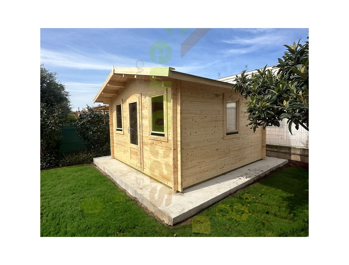 Caseta de jardín GANDIA 4X4 44mm montada en GRANADA con CHOVATERM para la cubierta del tejado.