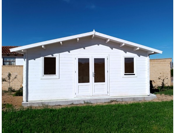 Caseta de jardín MONICA 6x4m 44mm montada en SALAMANCA con CHOVATERM par la cubierta del tejado Y LASUR BLANCO. 