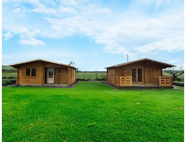 Casas de madera FAY A y PADOVA 36m² 44mm con TELA ASFÁLTICA y LASUR color TEKA.