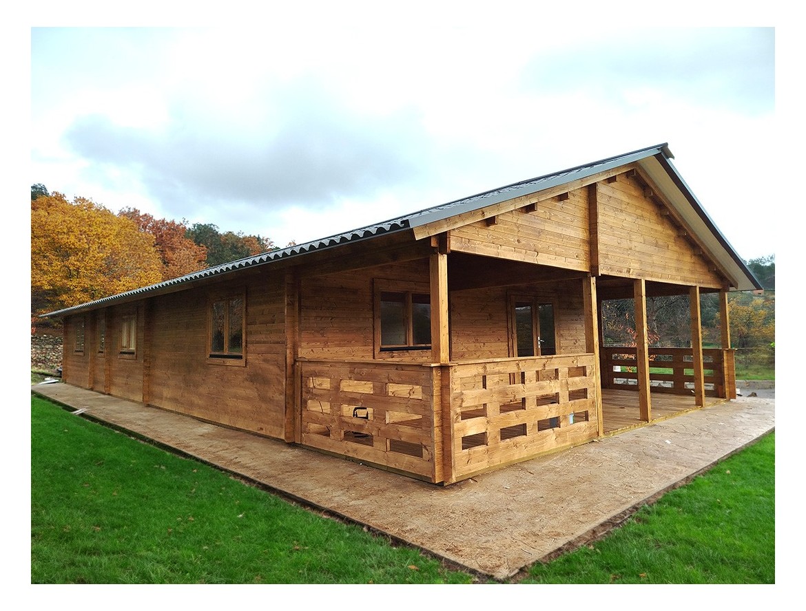 Casa de madera ESTORIL 136?², 44mm con panel sandwich montada en CÁCERES